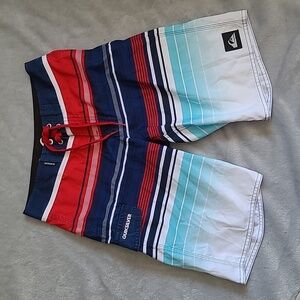 Lot of 2 swim boardshort boys maui&Sons, quicksilver size 8-10